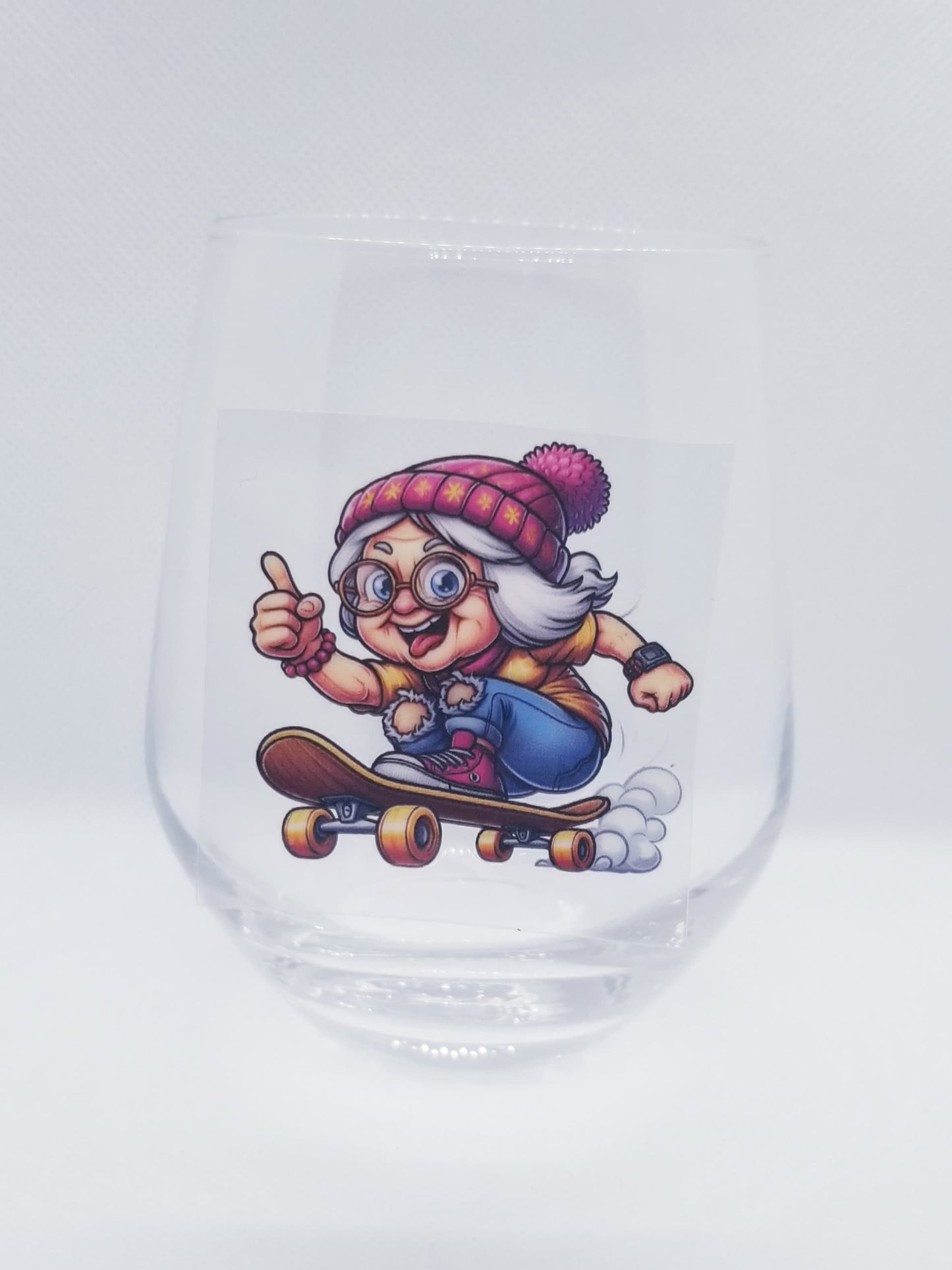 Verre à vin Mamie en planche à roulettes
